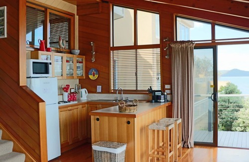 Pearl Beach Apartment | 'Seabreeze' a unique Waterfront/Beachside property