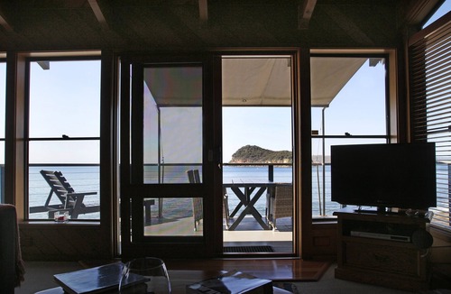 Pearl Beach Apartment | 'Seabreeze' a unique Waterfront/Beachside property