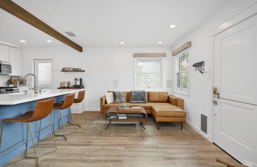 Old Towne House | SeaBreeze Bungalow 2 blocks from beach & steps to Main St.