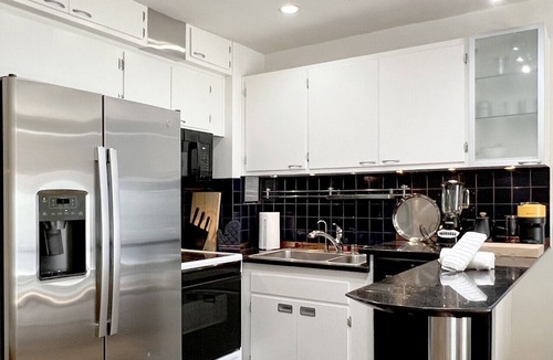 Wilshire Montana Apartment | Seabreeze Hideaway one bedroom