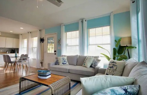 Surfside Beach House | Seabreeze Sueños ※ Surfside Abode a Walk to Beach