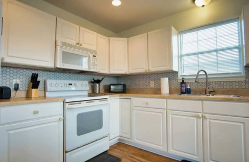 Surfside Beach House | Seabreeze Sueños ※ Surfside Abode a Walk to Beach