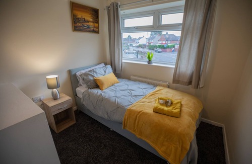Thornaby On Tees House | Seabright stays- Free WiFi, Free Parking, 5 mins to Golf Club, Family & Contract