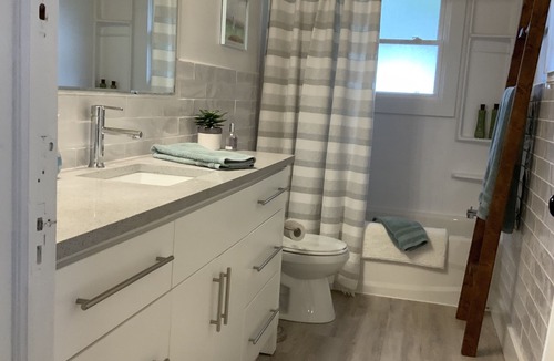 Leamington Cottage | Seacliff Sunset Cottage Rental on Seacliff Beach