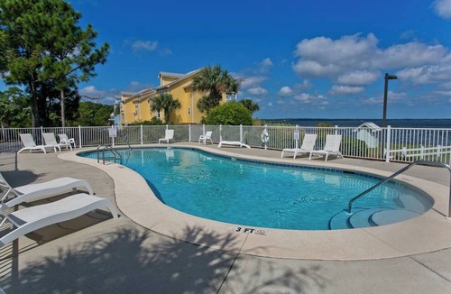 Innerarity Townhomes House | Seaclusion: Calming Waterfront Unit with 2 Kayaks!