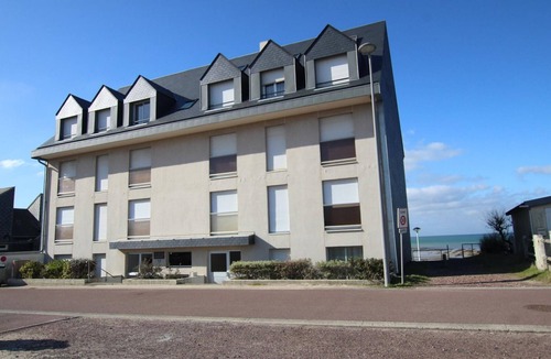 Agon-Coutainville Apartment | Seafront apartment with balcony and private parking