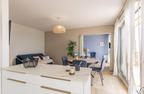 Agon-Coutainville Apartment | Seafront apartment with balcony and private parking