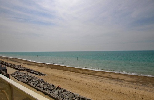 Agon-Coutainville Apartment | Seafront apartment with balcony and private parking