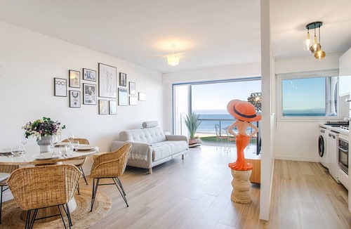 Le Home Apartment | Seafront Apartment - 4 guests