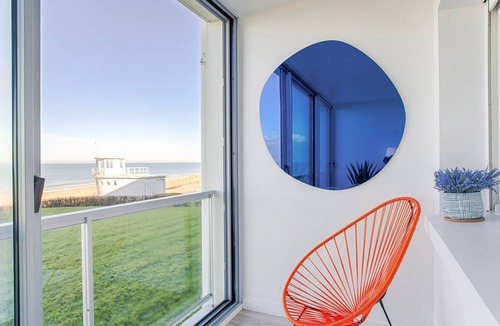 Le Home Apartment | Seafront Apartment - 4 guests