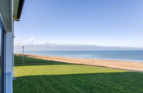 Le Home Apartment | Seafront Apartment - 4 guests