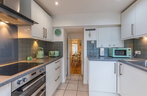 Littlehampton House | Seafront Apartment Private Garden & Free Parking