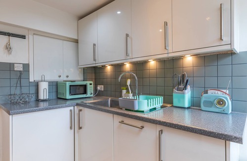 Littlehampton House | Seafront Apartment Private Garden & Free Parking