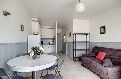 Palavas-les-Flots Apartment | Seafront F2, South-Facing Balcony, Parking, Sleeps 4 - Palavas-les-Flots