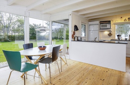 Kongsnæs House | Seafront Holiday Home with Hot Tub