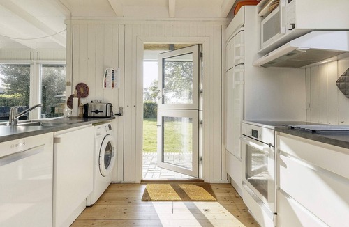 Kongsnæs House | Seafront Holiday Home with Hot Tub