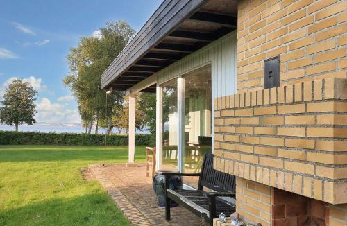 Kongsnæs House | Seafront Holiday Home with Hot Tub