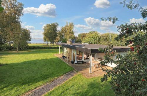 Kongsnæs House | Seafront Holiday Home with Hot Tub