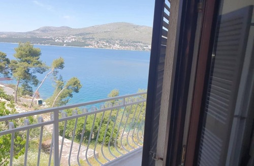Okrug Donji House | Seafront House with beautiful terraces and private beach