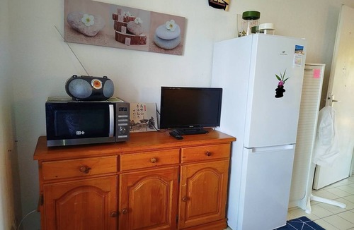 Saint-Cyprien Plage Apartment | Seafront location for this one-bedroom flat in a residence with communal swimming pool -4TRO94
