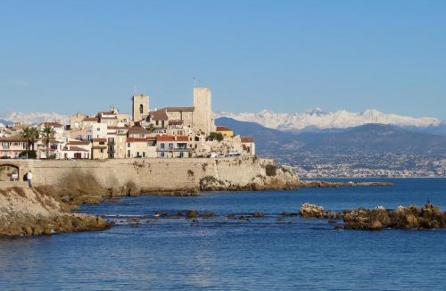 Cap-d'Antibes House | Seafront one bedroom apartment with a terrasse swimming pool and a parking