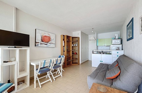 Carnon-Plage Apartment | Seafront studio cabin with parking and pets allowed
