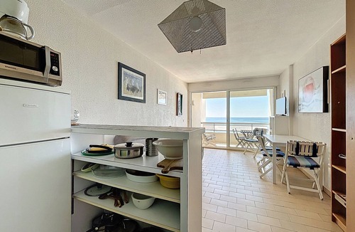 Carnon-Plage Apartment | Seafront studio cabin with parking and pets allowed