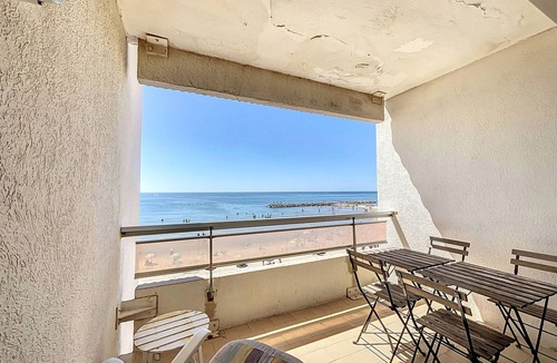 Carnon-Plage Apartment | Seafront studio cabin with parking and pets allowed