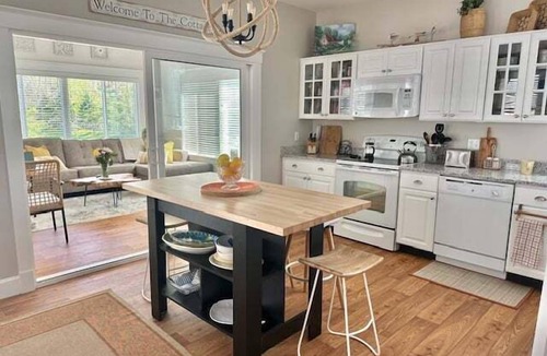 Moody Condo | Seaglass Village Gem! 3 night min, close to Ogunquit Beach