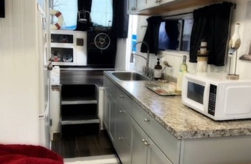 Sabula Boat Rental | Seagull Bungalow in the Harbor