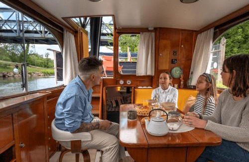 Eaucourt-sur-Somme Boat Rental | SEALOV Hébergements insolites- linge, ménage et vélos inclus