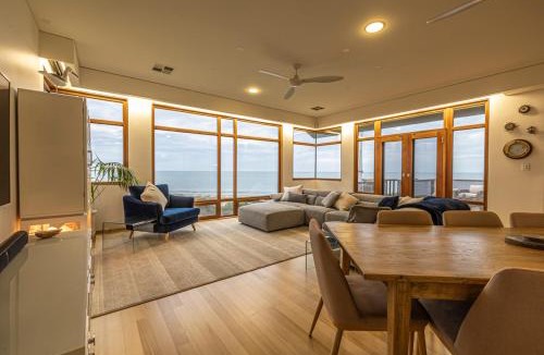 Tennyson House | Seascape At Tennyson Beach