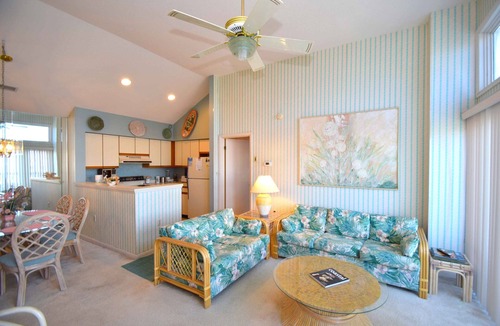 Heron Harbour Isle Condo | Seascape-Heron Harbour 204-4-Baywater 120th St, Pool, W/D, AC