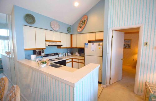 Heron Harbour Isle Condo | Seascape-Heron Harbour 204-4-Baywater 120th St, Pool, W/D, AC