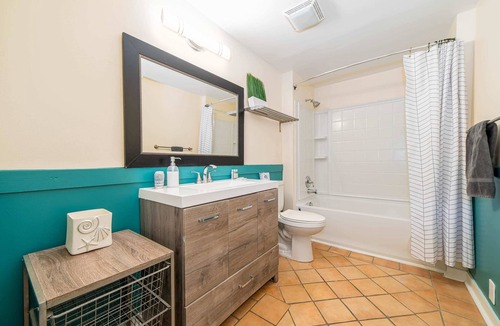 Chic's Beach Apartment | Seascape Lux Suite / Newly Renovated