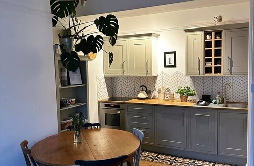 Folkestone Apartment | Seashell - Central Location Apartment Pet friendly!