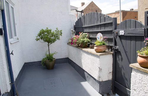 Amble Cottage | SEASHELL COTTAGE, pet friendly, country holiday cottage in Amble