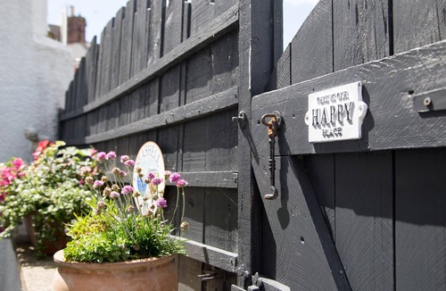 Amble Cottage | SEASHELL COTTAGE, pet friendly, country holiday cottage in Amble