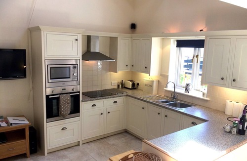 Helford Passage Cottage | 'Seashells' Sleeps 2, WiFi, shared pool, close to beach, river, coast path