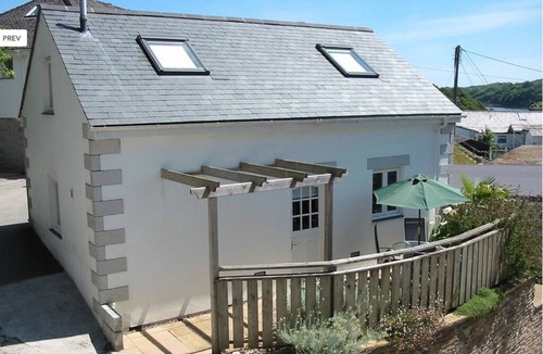 Helford Passage Cottage | 'Seashells' Sleeps 2, WiFi, shared pool, close to beach, river, coast path