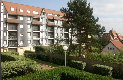 Varaville Apartment | Seaside 1-BR Apartment with Balcony, 70m from Beach, Sleeps 5