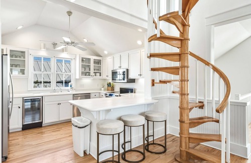 Seaside Cottage | SEASIDE - 75 FT FROM PRIVATE BEACH! 3 BR + Tower w/trundle, Bikes, Sleeps 10