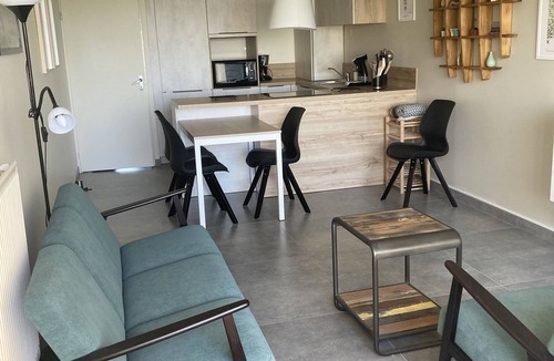 Palavas-les-Flots Apartment | Seaside apartment with swimming pool, renovated in 2024 (kitchen and living room)