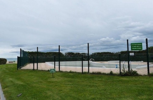 Palavas-les-Flots Apartment | Seaside apartment with swimming pool, renovated in 2024 (kitchen and living room)