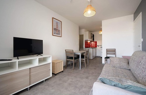 Serignan Apartment | Seaside Apartment with Pool