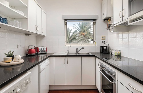 Glenelg South Apartment | Seaside Bliss - Glenelg South 3BDR 1BTH