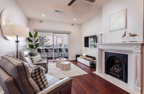 Glenelg South Apartment | Seaside Bliss - Glenelg South 3BDR 1BTH