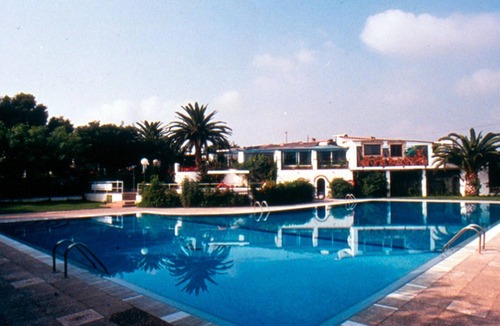 Miami Platja House | Seaside bungalow with pool, parking and pets allowed in Miami Platja