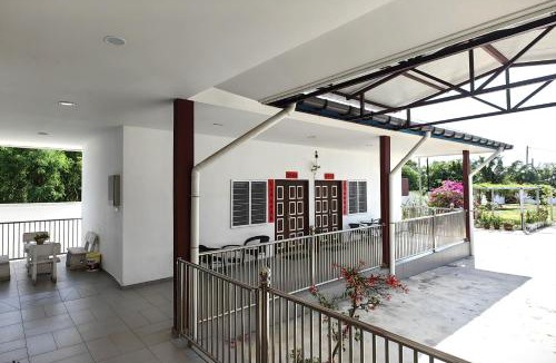 Sungai Besar House | Seaside cottage room stays