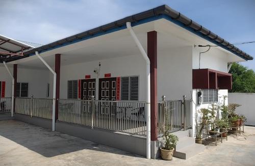 Sungai Besar House | Seaside cottage room stays